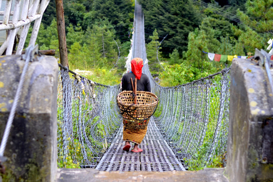 Frau auf brücke - Nepal Gruppenreise