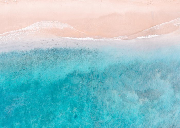 Strand und Meer mit der Drohne aufgenommen