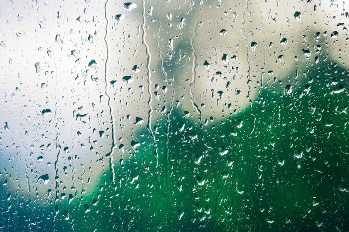 Regentropfen auf einer Fensterscheibe