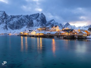 Winterliches Dorf in Schweden und schöne Lichter
