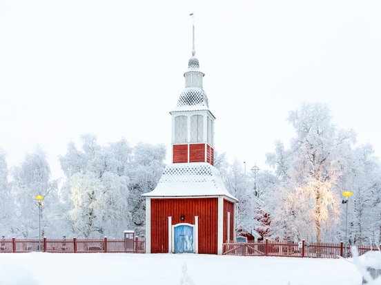 Rote Kirche in verschneiter Landschaft