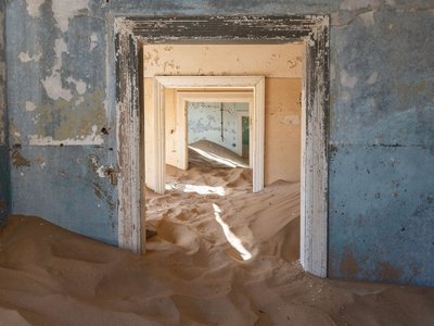 Verlassenes Haus voll mit Sand - Namibia Highlights