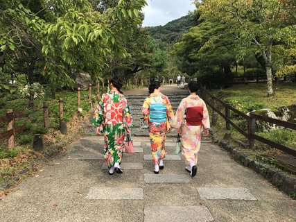 Japan Rundreise 2 Wochen Frauen in traditioneller tracht