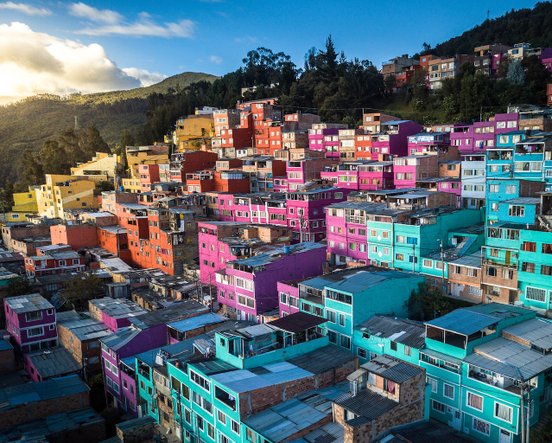 Bunte Häsuer an einem Hang in Bogotá