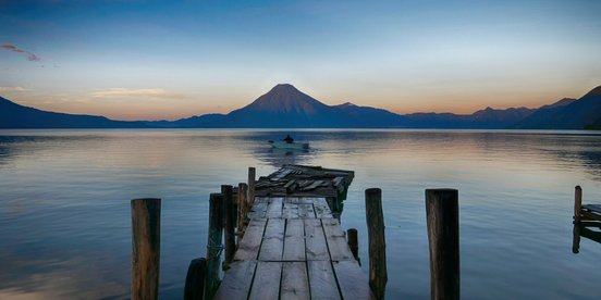Steg in den Atitlán See am Abend
