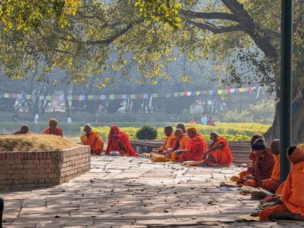 Nepal Gruppenreise - Buddhistische Mönche beim Gebet