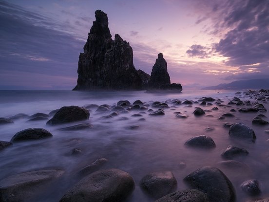 Madeira riesen - Küste in der Morgendämmerung, pinker Himmel
