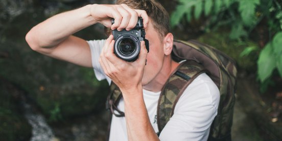 Fotograf fotografiert etwas weiter über ihm