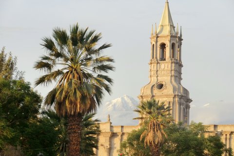 Peru Gruppenreise - Kathedrale von Arequipa mit Vulkan Misti