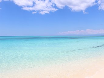Türkisblaues Wasser und weißer Sand in der Dominikanischen Republik