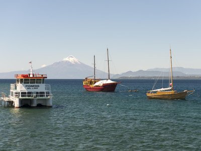 Boote auf einem See in Chile