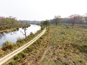 Grasebene mit Fluss im Chitwan Nationalpark