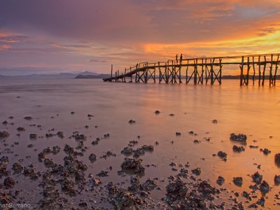 Ein Steg im Meer bei Sonnenuntergang