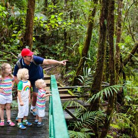 Familie im Regenwald