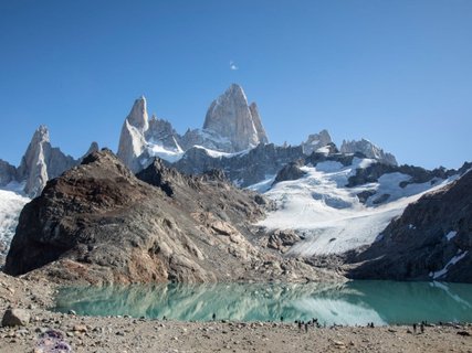 Patagonien Rundreise Selbstfahrer - Laguna De Los Tres - Berglandschaft mit schroffen Gipfeln, Gletscher und türkisfarbenem See unter klarem Himmel