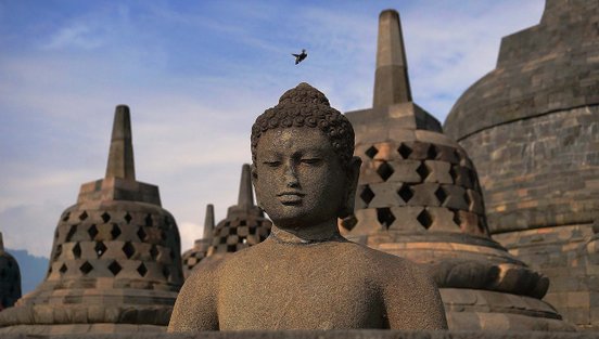 Steinerne Figur in einem Tempel in Indonesien