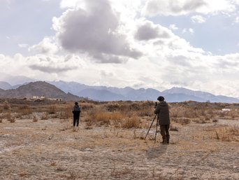 Menschen beobachhten Vögel in Leh, Ladakh