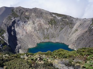Blick auf den blauen Kratersee des Vulkan Irazú in Costa Rica