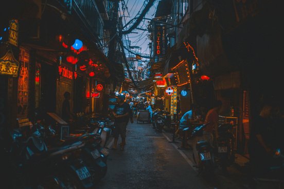Beleuchtete Gasse in Vietnam