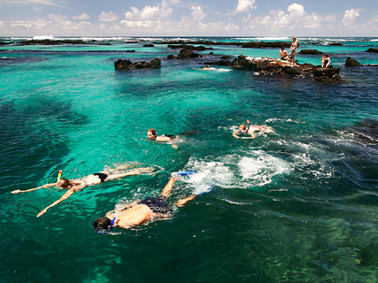 Ecuador Gruppenreise - schnorchelnde Gruppe im Wasser
