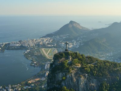 Rio de Janeiro und Christusstatue von oben - Brasilien Highlights