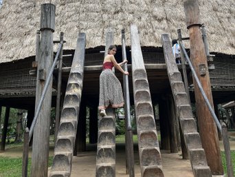 Museum of Ethnology, frau steigt indigenes Baumhaus hoch