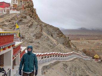 Mann steht vor Klosteranlage in Leh
