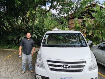 Reiseleiter Alvaro Jimenez neben seinem Auto