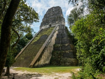 Maya Tempelruine im Dschungel - Guatemala Highlights