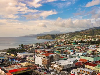 Hauptstadt von Dominica von oben mit Blick aufs Meer