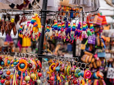 Marktstand mit bunten Anhängern - Ecuador Highlights