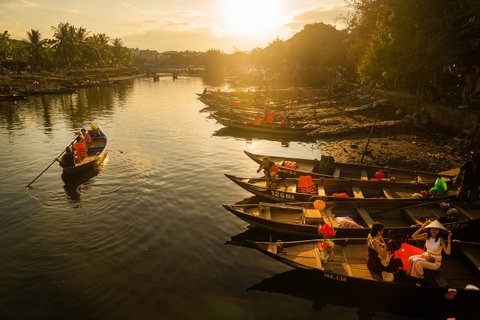 Vietnam Sonnenuntergang mit booten auf dem Wasser