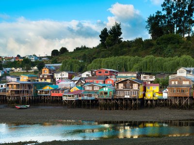 chiloe bunte häuser am meer