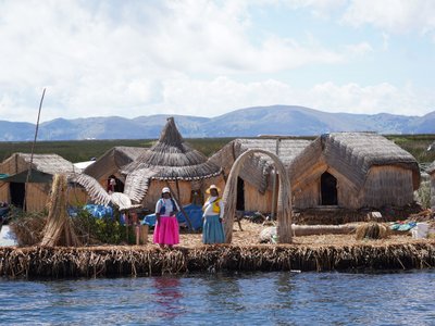 Einheimische Menschen auf Schilfdorf am Titicacasee - Peru und Bolivien Highlights