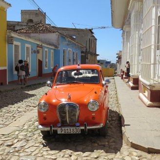 Orangener Oldtimer in Kubas Straßen