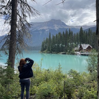 Frau fotografiert türkisen See in Kanada