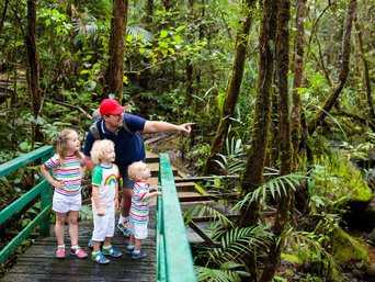 Familie im Regenwald
