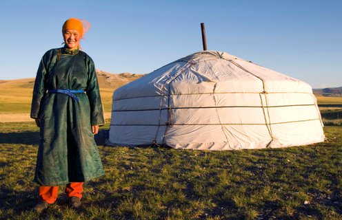 Nomadin in Tracht vor zelt - Mongolei Rundreise