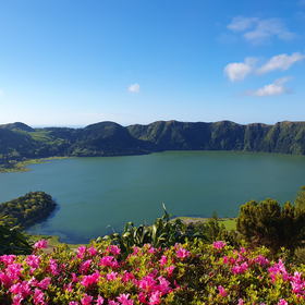 Blick auf einen Kratersee auf Sao Miguel