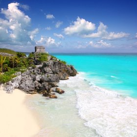 Mayaruine am Meer von Tulum, kräftige Farben, türkisblaues Wasser, weißer Sandstrand und grüne Büsche
