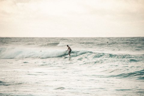 Nicaragua Rundreise - Surfer auf Welle im Meer