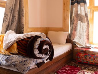 Gemütliches Zimmer mit dicken Kuscheldecken