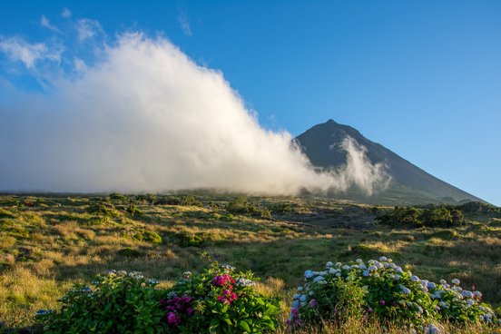 Wolken vor dem Vulkan Pico im Abendlicht