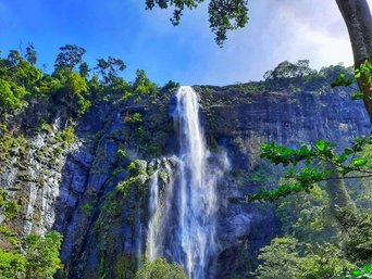 Ein Wasserfall in Sri Lankas Nationalparks