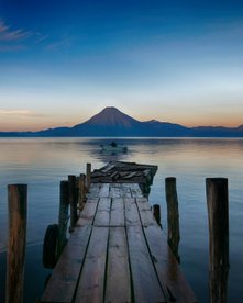 Steg in den Atitlán See am Abend
