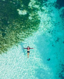 Frau schwimmt im offenen Meer von Nicaragua