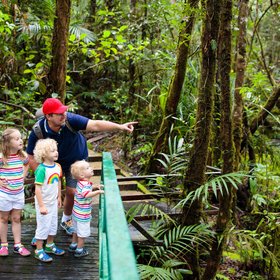 Familie im Regenwald