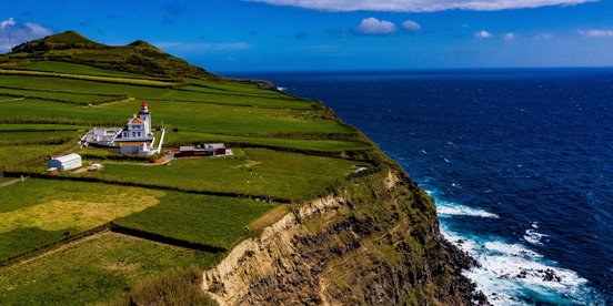 Leuchtturm an der Küste von Sao Miguel