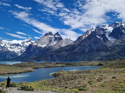 Mann steht am See mit Bergkulisse im Hintergrund - Chile Nationalparks