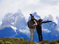 Zwei Wanderer glücklich vor Bergen im  Torres del Paine Nationalpark